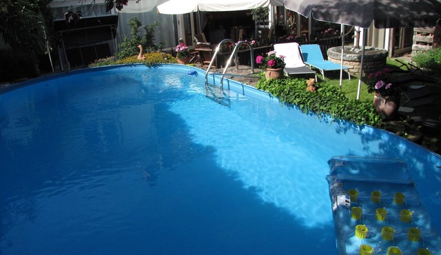 Vacation apartment for up to 6 people with sunny courtyard, garden and pool
