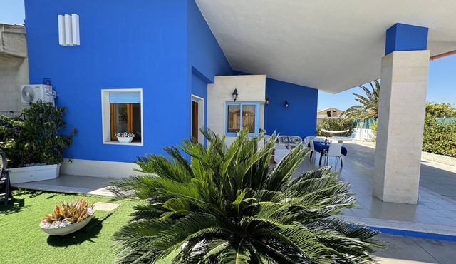 Vacation home villalindarelax from the colors of Santorini with blue flag sea