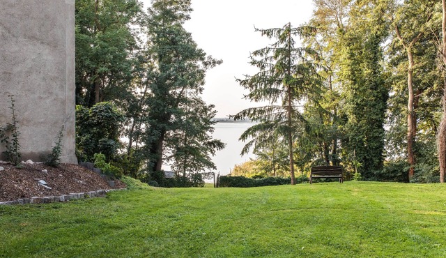 Vacation apartment directly on the lake with private access.