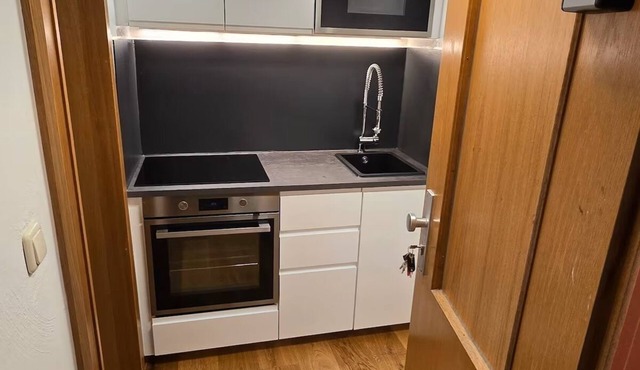Vacation apartment for 1-2 people, open-plan living/sleeping area with kitchenette, bathroom with bathtub and shower
