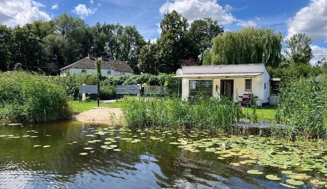 Vacation accommodation by a private lake, surrounded by nature in Ketzin, not far from Berlin