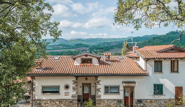 Vacation apartment 2 km above Pratovecchio: simple, functional furnishings; garden patio with barbec