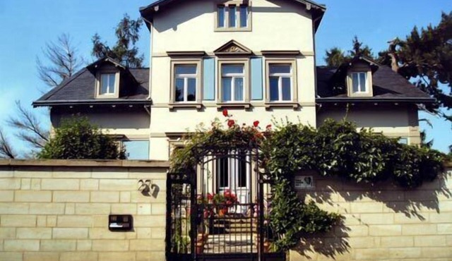 Vacation apartment 130 sqm in an elegant villa on the Elbe slope
