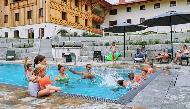 Vacation apartment Hochfelln, 1-6pers., 2 sep. 1st bedroom, 1st floor, east-facing balcony with lake & distant view