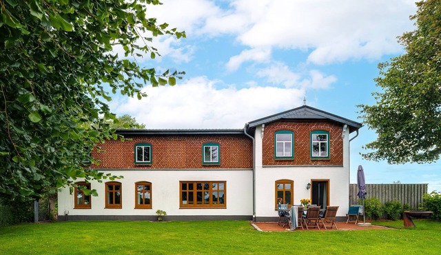 Vacation apartment in the country house "Hohe Luft" with large garden and 1500 m to the Baltic Sea