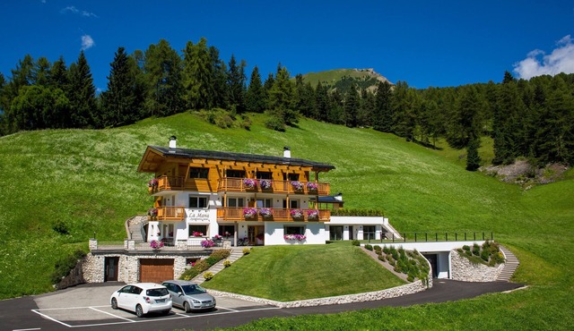 Vacation Apartment "Comfort La Mana" with Mountain View, Wi-Fi & Garden