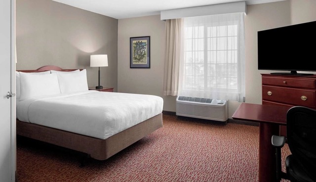 Vacation At its Finest! Relaxing Studio Suite w/Complimentary Breakfast!