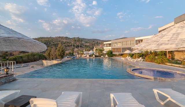 Vacation Flat w Pool and Garden in Milas