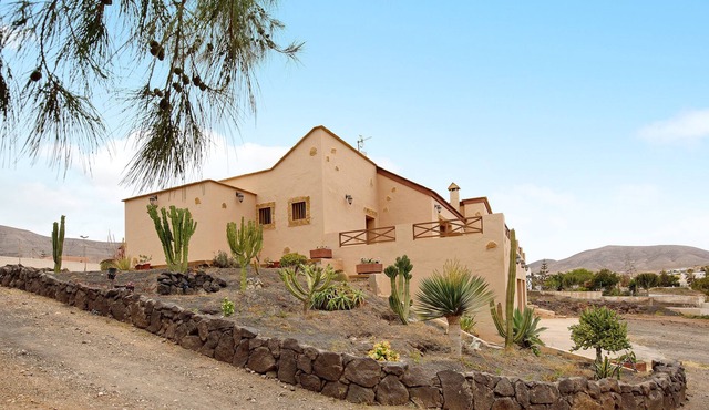 Vacation Home 'Casa Alfonsa' with Mountain View, Garden & Wi-Fi