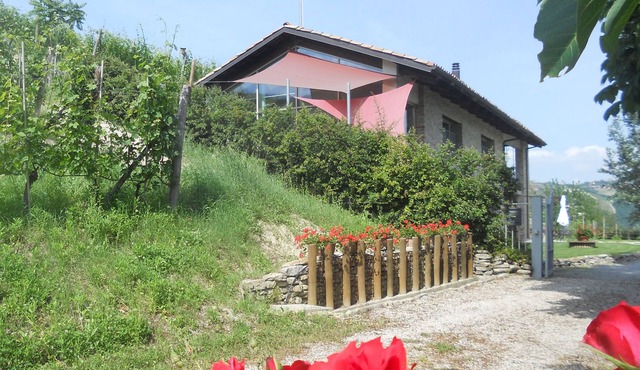 Vacation home surrounded by the vineyards of Barolo