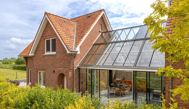 Vacation home with conservatory in beautiful fruit region and yet close to cultural cities.