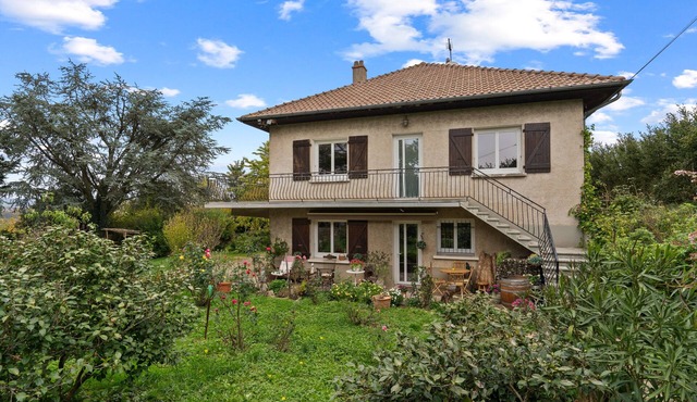 Vacation Home "Chalet Echalas" with Private Terrace, Private Garden & Wi-Fi
