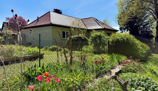 Vacation home directly on the lake 50m to the beach with garden and fireplace