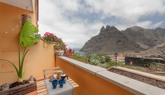 Vacation Home 'La Casa De Los Viajeros' with Sea View, Private Terrace and Wi-Fi