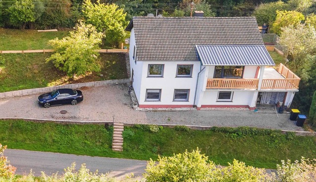 Vacation home Kronenburg Idyllic location, modern comfort & pets welcome!