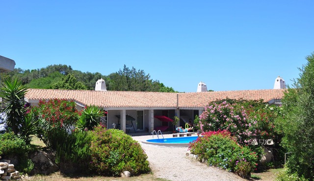 Vacation home, private complex, heated pool, pet-friendly, large garden