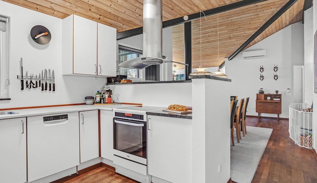 Vacation home with a beautiful location in a quiet cottage area a few minutes walk from the beach.