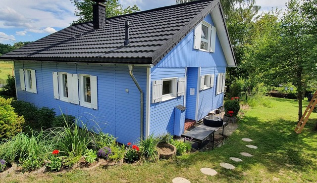 Vacation home with large garden, near a dam.