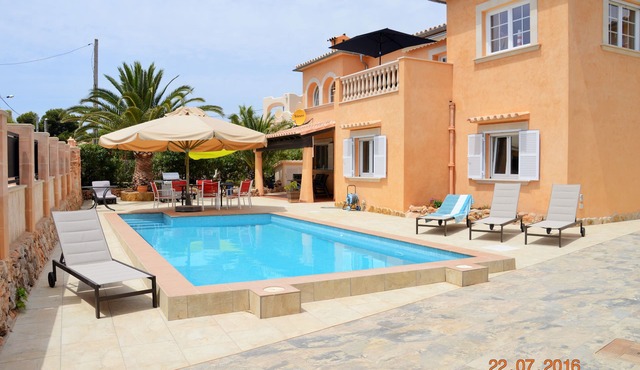 Vacation home with pool by the sea with 4 bedrooms for 7 people WIFI FREE