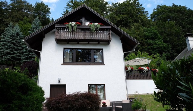 Vacation home with fantastic views on the edge of the forest, quiet location with sauna and pool