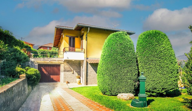 Vacation home with large garden and barbecue