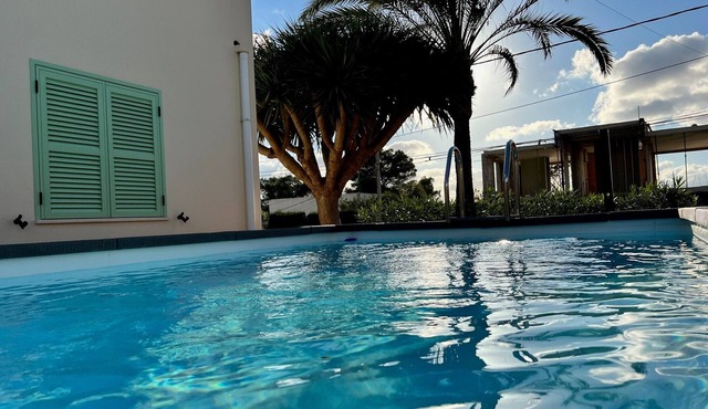 Vacation home with pool and beautiful property, just a few minutes' walk from the bay