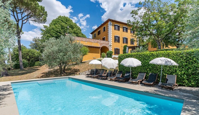 Vacation home with pool and wellness.