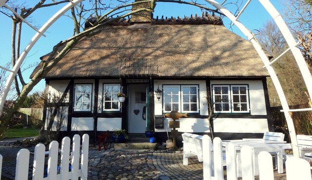 Vacation in the listed thatched-roof half-timbered house "Rikate" in Kappeln on the Schlei, high-quality and with a view of the Schlei in the home of the country doctor