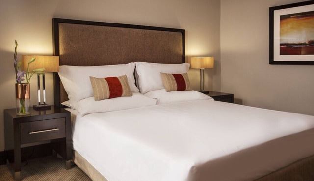 Vacation is Calling! Outdoor Swimming Pool, Onsite Spa & Sauna, FREE Parking!