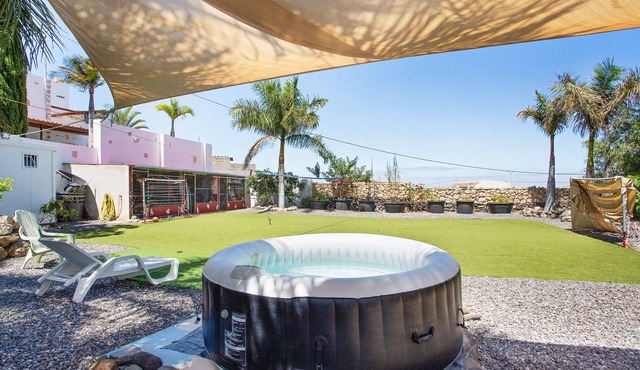 Vacation 'Las Palmeras B' with Sea View, Shared Terrace and Shared Garden