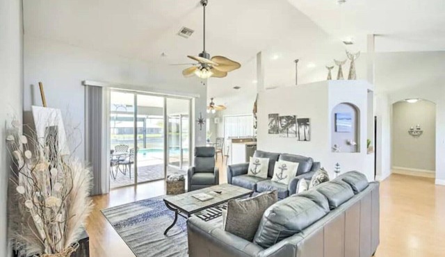 Vacation Mode, ON! Chic & Airy Coastal Villa for 8