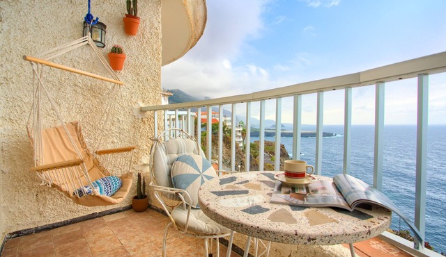 Vacation Studio 'Atlantic Retreat' with Sea View, Shared Pool and Wi-Fi