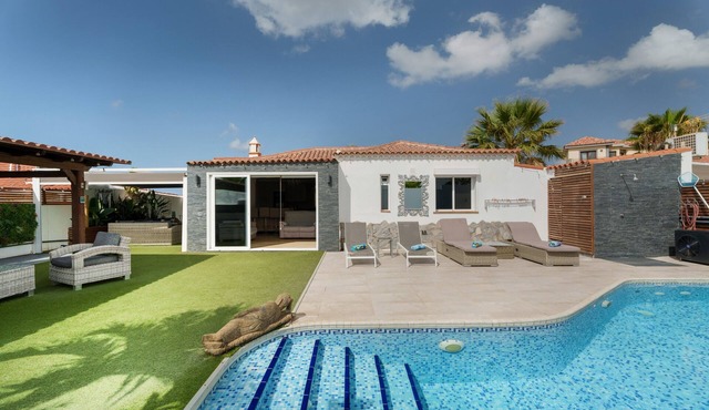 Vacation Villa 'Casa Zara' with Sea View, Wi-Fi and Air Conditioning