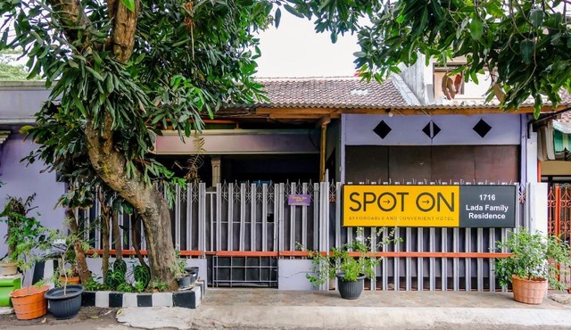 Vaccinated Staff - SPOT ON 1716 Lada Family Residence Syariah