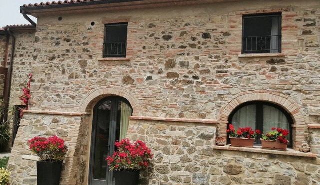 Val d'Orcia Historic Farmhouse: 19th century dwelling with Pool and View. 10pl for groups
