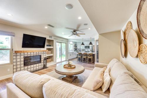 Val Vista Lakes Group Getaway: Hot Tub Access!