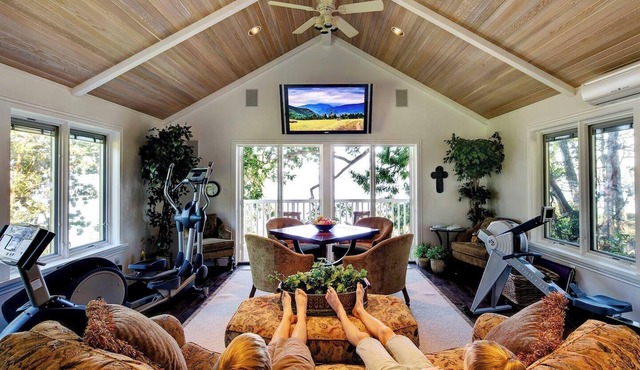 Valhalla Cabins - The Loft (Oceanfront w/Hot Tub)nn
