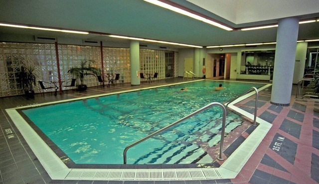 Vancouver | Urban Group Retreat | Walkable + Sauna | 2BR