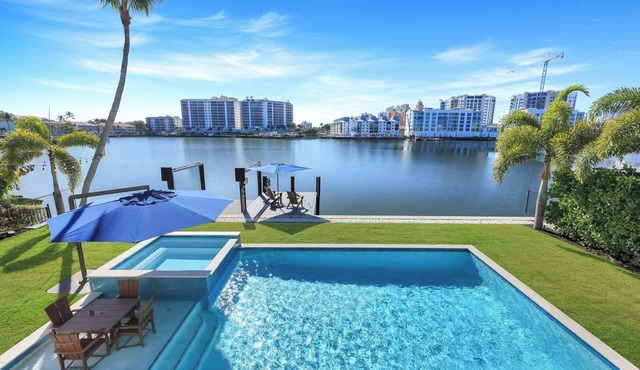 Vanderbilt Lagoon Waterfront Home - HUGE VIEWS - Walk to Vanderbilt Beach
