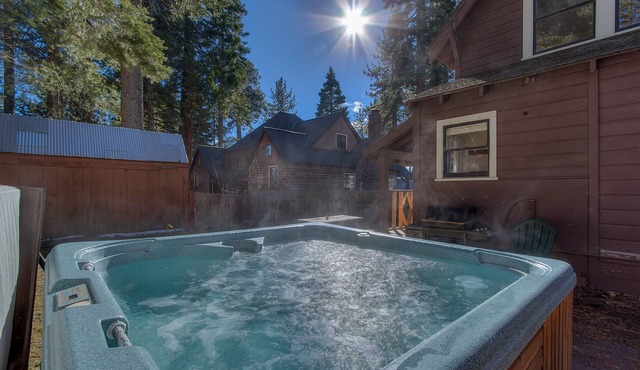 Vanni House - 2BR - Hot Tub - Walk to Beach & Downtown Tahoe City