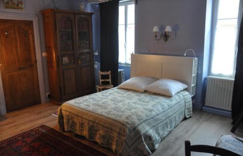 Vaste chambre au centre du bourg