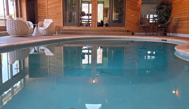VellaVue Luxury Estate: Private Indoor Pool, Sauna, Gym & Theater – Sleeps 20