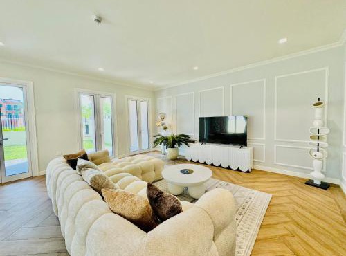 Venduras - Spacious 4-Bedroom Luxury Villa in La Mer, Dubai
