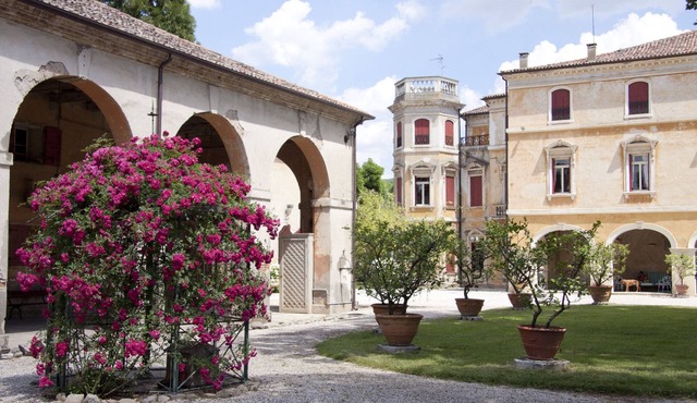 Venetian Villa fully staffed with private pool, tennis court in 3 hectar garden