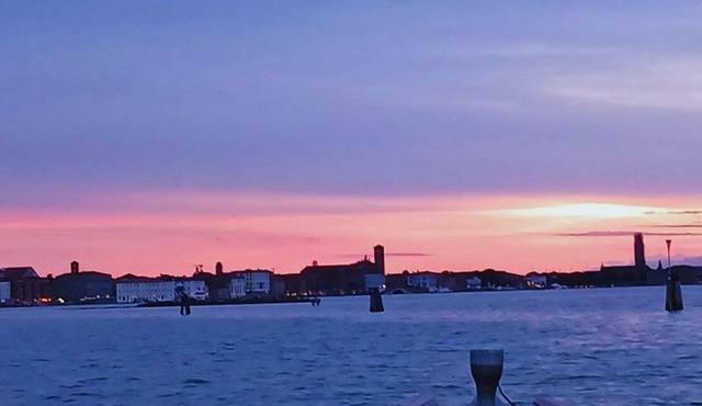 Venice: Small-Group Sunset Venetian Boat Cruise With Prosecco