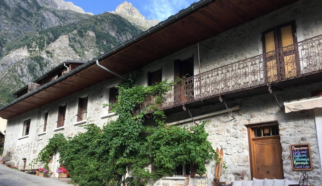 Venosc: Characterful house and gardens in magnificent location 8 - 30 pers