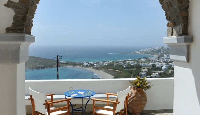 Veranda me thea (Terrace with view)