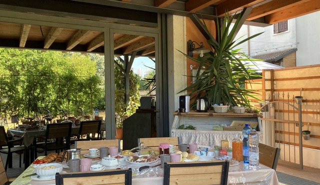 Verona, house with porch and garden, in a single house, internal parking