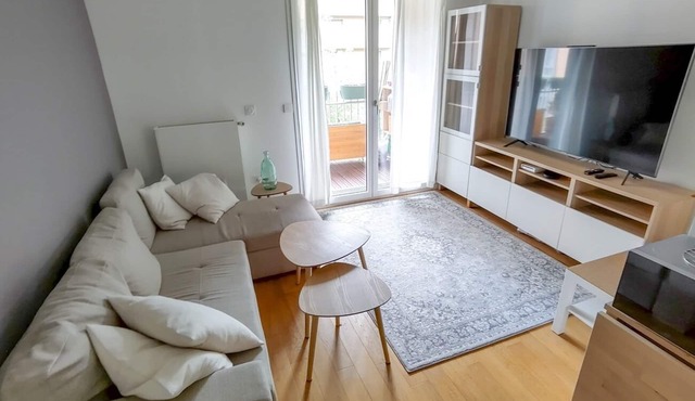 Versailles 2-room apartment, spacious, lovely terrace overlooking park, 3-minute walk from train station.