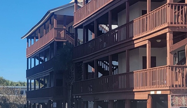 VERY BEACHY STUDIO CONDO!!!!!